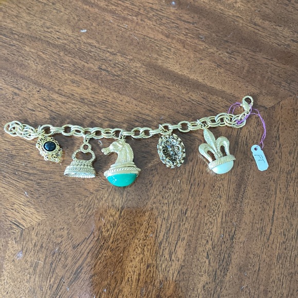 Vintage charm bracelet, gold tone. Approximately 8 inches in length. - Picture 7 of 8